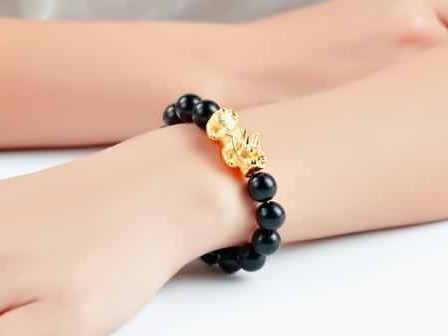 女人戴手链别再跟风瞎买了，这篇帮你从肤色搭到场合