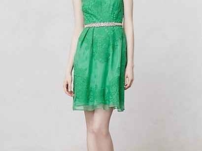 春日裙舞：一双好鞋解锁绿色裙装的万千风情