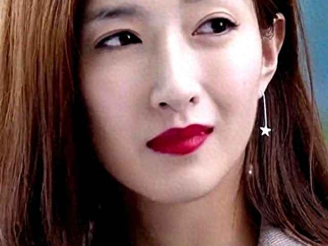 20岁与39岁穿衣风格对比：江疏影眼镜店活动造型引热议，齐刘海黑丝搭配被批土气