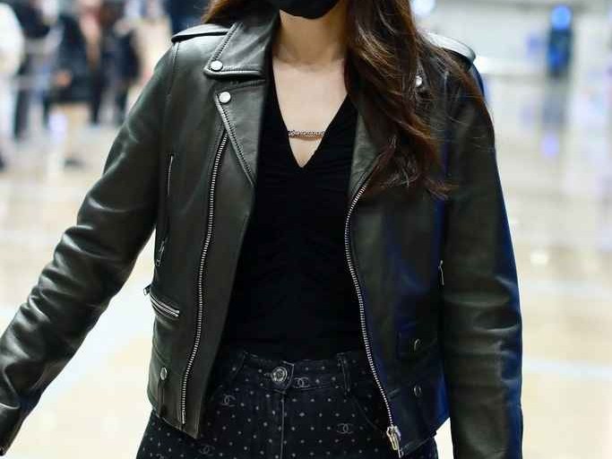 秋冬耍帅不冻人 一件皮衣穿出花样人生