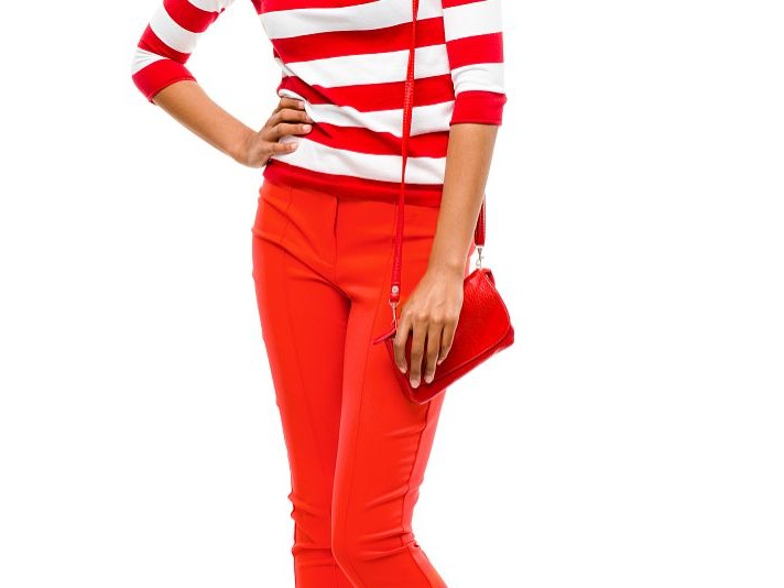 酒红色裤子配什么颜色上衣才好看