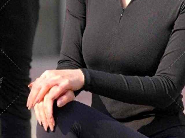 黑皮肤女学生学院风穿搭技巧：黑色修身上衣与高腰瑜伽裤的时尚组合