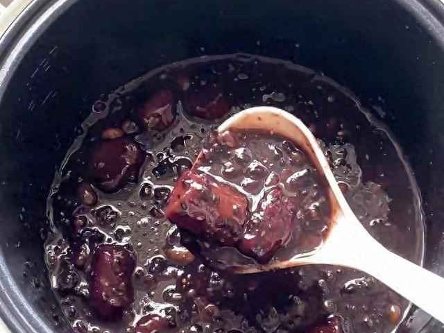 皮肤黑穿搭与饮食攻略：天冷多吃黑米黑豆，3种搭配暖身又健康