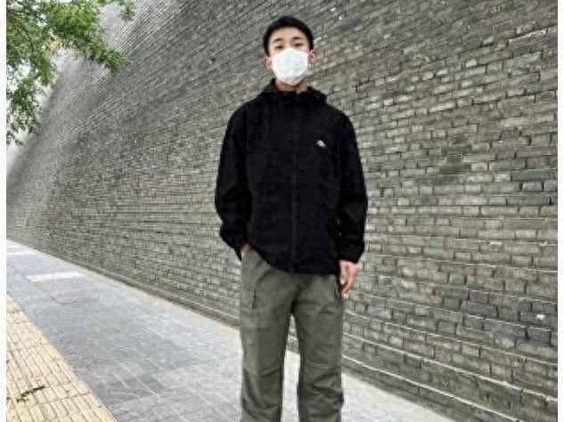 瘦男生夏天穿衣搭配图片 建议男人，今冬别穿羽绒服！换成“冲锋衣+工装裤”，又帅又年轻