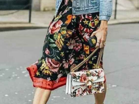 春天牛仔外套搭配裙子全攻略 穿出时髦与个性