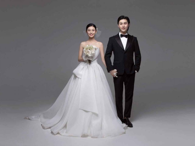 新郎西装搭配全攻略：不同颜色选择技巧，婚礼当天帅翻天