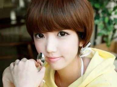 短发穿搭秘笈 让你时髦又自信