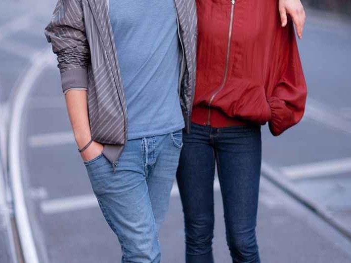 男生卫衣搭裤子全攻略 穿对裤型帅翻四季