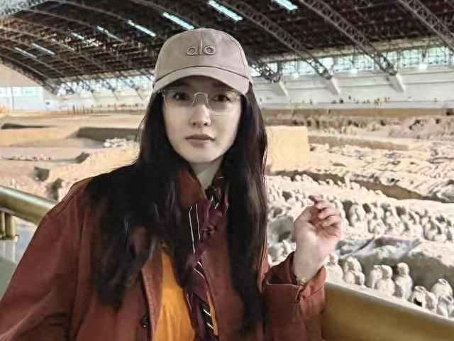 江疏影西安兵马俑之旅：风衣眼镜造型超有范儿，随手一拍就是时尚大片