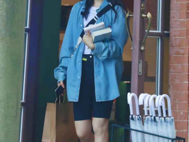 袜子外穿正流行！跟赵今麦学穿搭，秒变时尚达人