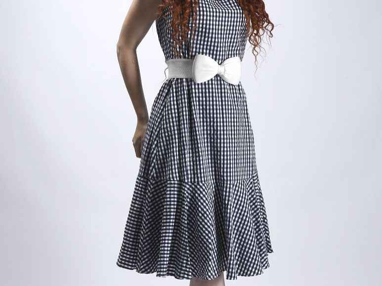 灰裙子配色宝典 这样配上衣高级又显气质