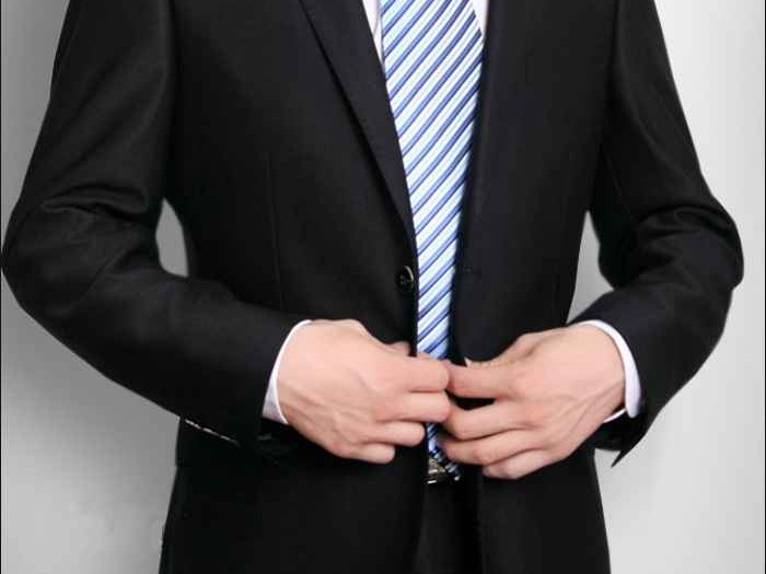 告别沉闷黑 解锁正装色彩新哲学