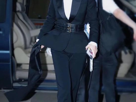 西装里面穿什么才能显得高级又舒适