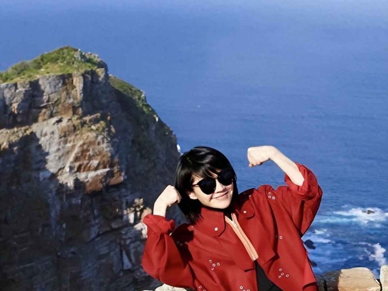 深秋旅游穿衣搭配图片 56岁“许晴”又去国外旅游！穿风衣+皮裤+短发，时髦洋气又减龄