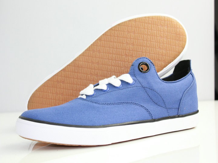 蓝色上衣搭配鞋子秘诀让你穿出时尚范儿