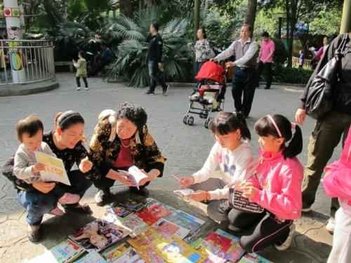 摆摊手续全知道 办对证件生意更稳当