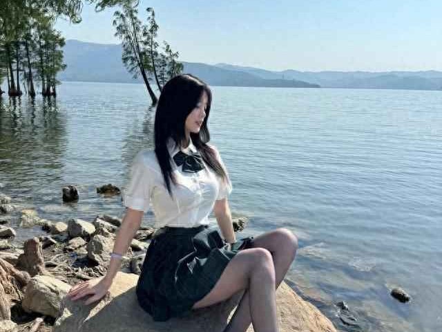 170+高个女生夏季穿搭指南：白衬衫配短裙，妩媚又吸睛