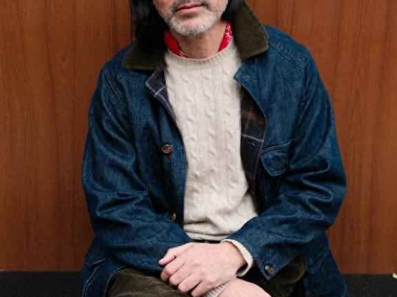 男生白色皮鞋穿搭秘籍：杭州大叔的“拼色领夹克+休闲靴”造型，轻松穿出高级男人味